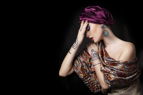 Mulher bonita em estilo oriental com mehendi no hijab — Fotografia de Stock