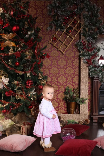 Bébé fille à côté d'un arbre de Noël — Photo