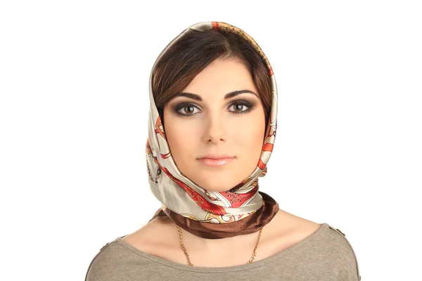 Όμορφη γυναίκα σε ένα μαντήλι στο κεφάλι της που απομονώνονται σε λευκό φόντο — Φωτογραφία Αρχείου