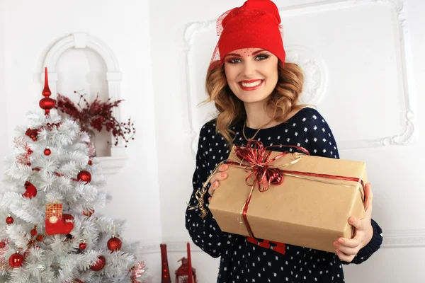 Beautiful woman gives a gift i Christmas — Stock Photo, Image