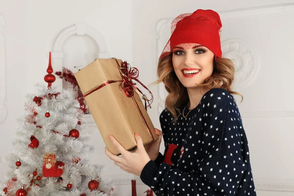 Beautiful woman gives a gift i Christmas — Stock Photo, Image