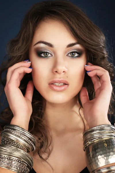 Portret pięknej kobiety brunet makijaż — Zdjęcie stockowe