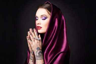 Mehdi elleri ile dua ve hijab giyen kadın
