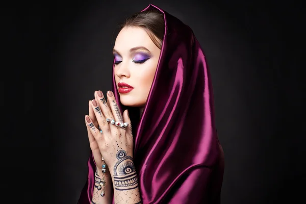 Γυναίκα προσεύχεται με mehendi στα χέρια και φορώντας τη μαντίλα — Φωτογραφία Αρχείου