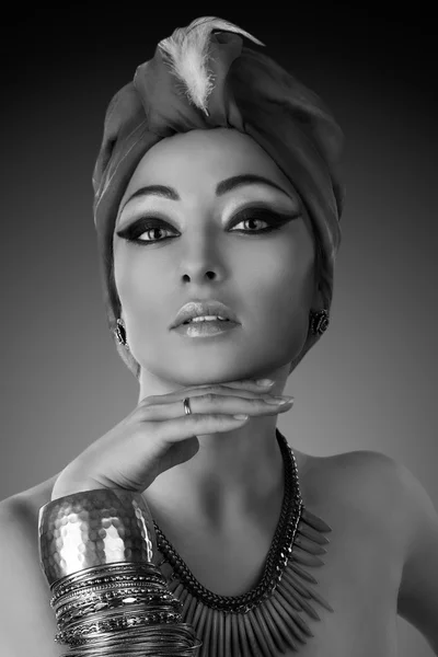Szép nő, keleti stílusú turbán — Stock Fotó