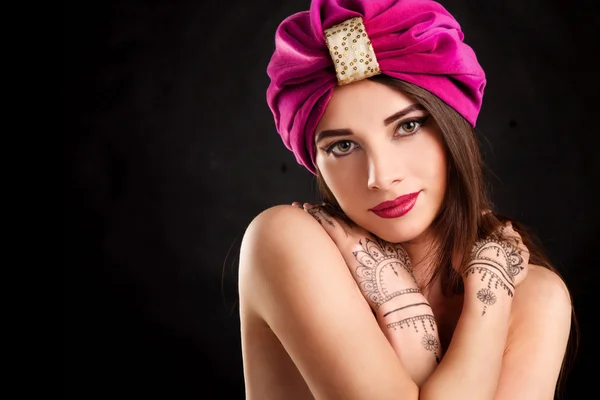 Schöne Frau im Turban — Stockfoto