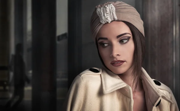 Vacker elegant kvinna i orientalisk stil i turban — Stockfoto