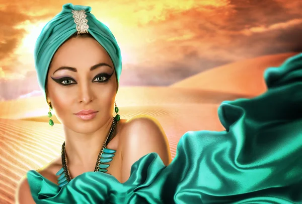 Schöne Frau im orientalischen Stil im Turban — Stockfoto