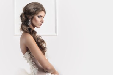 Güzel kız parlak sıva bir arka plan üzerinde gelin