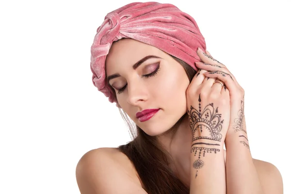 Krásná žena v turbanu — Stock fotografie
