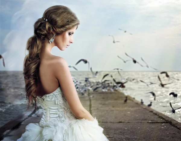 SAD BRIDE walks on the beach — Stock Photo, Image