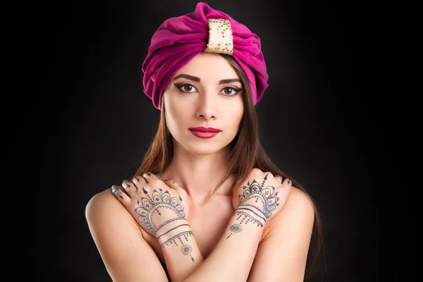 Vacker kvinna i en turban — Stockfoto