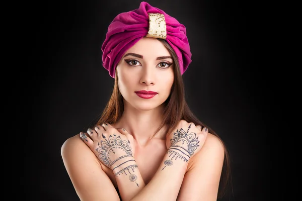 Mulher bonita em um turbante — Fotografia de Stock