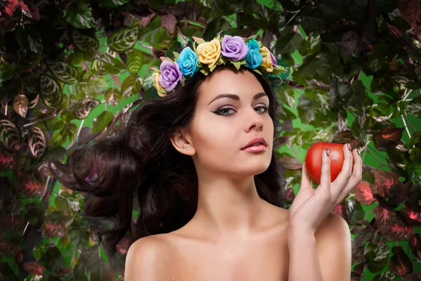 Gadis cantik dengan karangan bunga di kepalanya dengan apel — Stok Foto