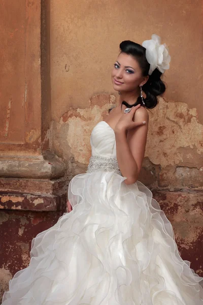 Beautiful brunette bride in antique style — Stock Photo, Image