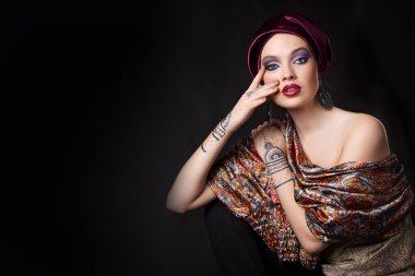 Mehdi hijab içinde güzel bir kadınla oryantal tarzı