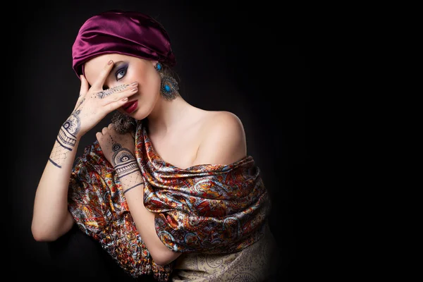 Schöne Frau im orientalischen Stil mit mehendi im Hijab — Stockfoto