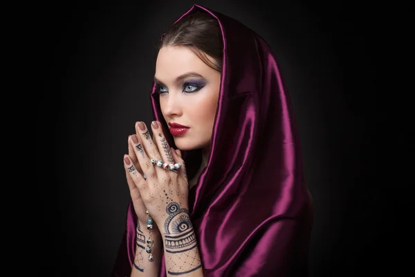 Mulher bonita em estilo oriental com mehendi no hijab — Fotografia de Stock