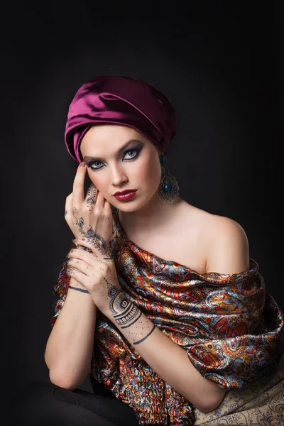 Vacker kvinna i orientalisk stil med mehendi i hijab — Stockfoto