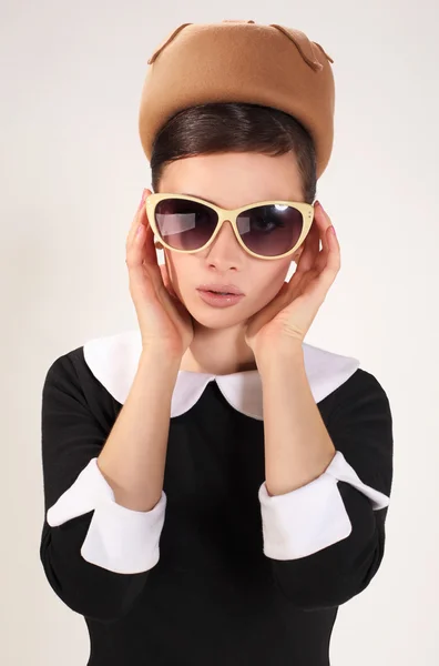 Frumoasa bruneta femeie într-un stil retro cu ochelari de soare — Fotografie, imagine de stoc