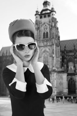 Eski şehirde retro tarzı güzel genç kadın