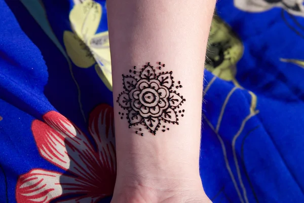 Henna-Tätowierung mehendy auf Hand Mandala — Stockfoto