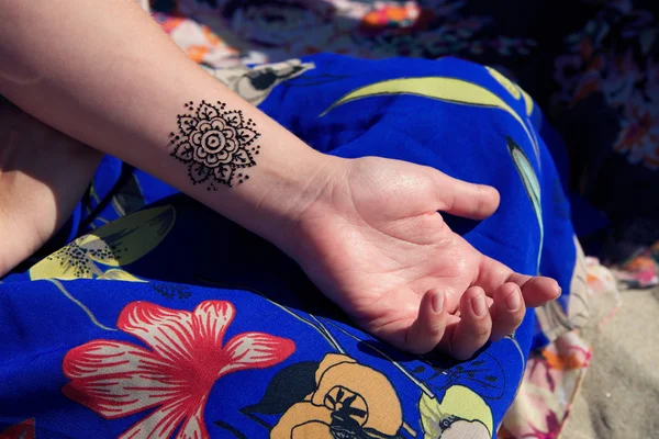 Henna-Tätowierung mehendy auf Hand Mandala — Stockfoto