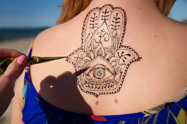 Mehendy Henna tetování na zadní hamsa — Stock fotografie