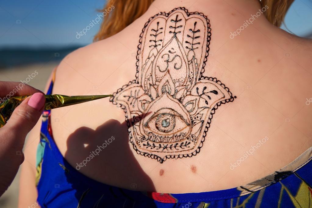 henna tattoo mehendy painted on back hamsa u2014 stock photo henna tattoo mehendy painted on back hamsa u2014 stock photo