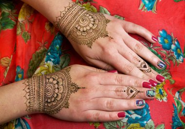 kına dövmeler mehendi tasarımları ile iki el