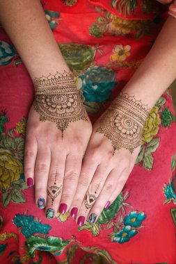 kına dövmeler mehendi tasarımları ile iki el