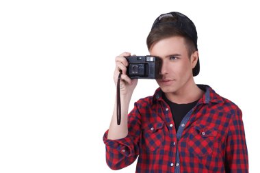 el beyaz arka plan üzerinde izole kamera ile genç çekici bir adam portresi. kopya alanı