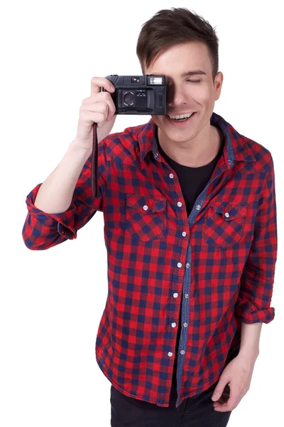白い背景で隔離の手でカメラを持つ魅力的な若者の肖像画。コピー スペース — ストック写真