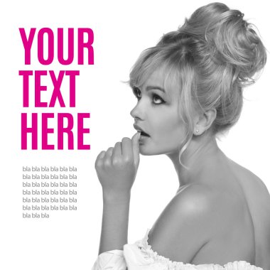 Beyaz arka plan üzerinde izole retro tarzında güzel bir sarışın portresi. kopya alanı