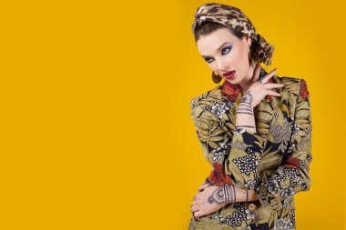 Mehdi hijab içinde güzel bir kadınla oryantal tarzı