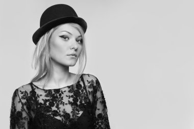 güzel bir sarışın portresi kapatın