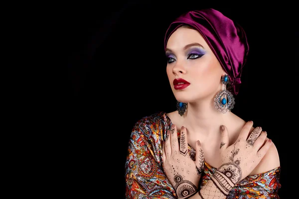 Mooie vrouw in oosterse stijl met mehendi in hijab — Stockfoto