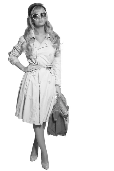 Portretul unei blonde frumoase în stil retro izolat pe fundal alb. în haină de șanț . — Fotografie, imagine de stoc