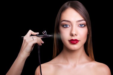 kalıcı makyaj ile güzel bir kızın portresi kapatın. Airbrush ile telafi etmek. Siyah arka plan üzerine izole. Kopya alanı.