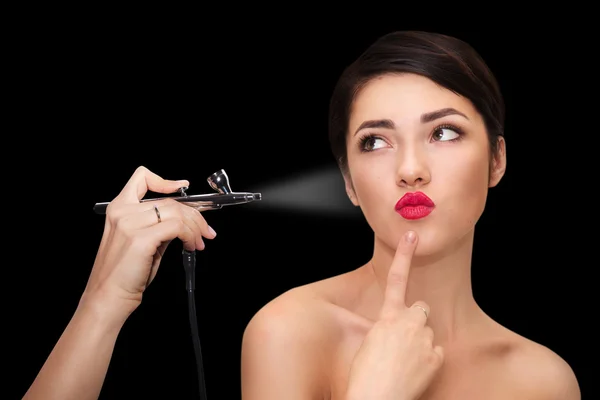 Portrét krásné dívky s make-up. Baňka se doplní sprej. — Stock fotografie