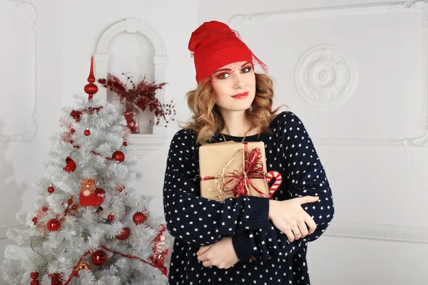 Beautiful woman gives a gift  Christmas theme — Stock Photo, Image