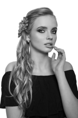 güzel, genç, sarışın bir kadın portresi