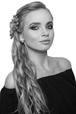 güzel, genç, sarışın bir kadın portresi