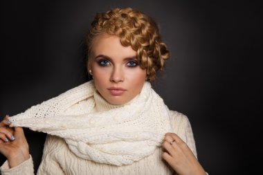 güzel, genç, sarışın bir kadın portresi