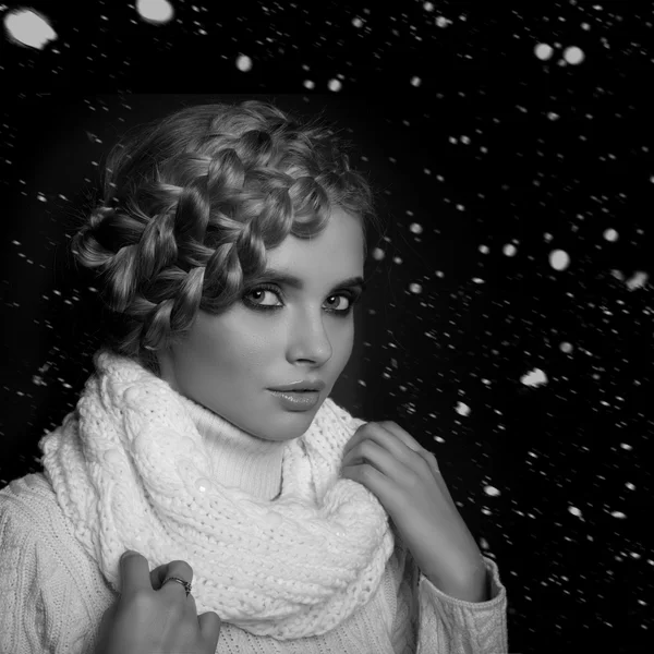 Retrato de una hermosa joven rubia — Foto de Stock