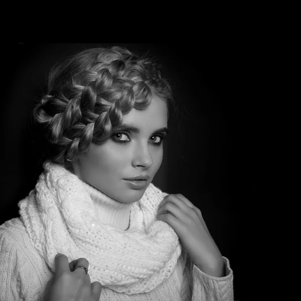Egy gyönyörű, fiatal szőke nő portréja — Stock Fotó