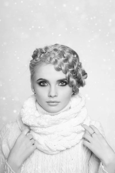 Egy gyönyörű, fiatal szőke nő portréja — Stock Fotó