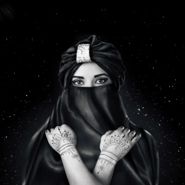 Красивая стильная женщина в восточном стиле с ношением мехенди — стоковое фото