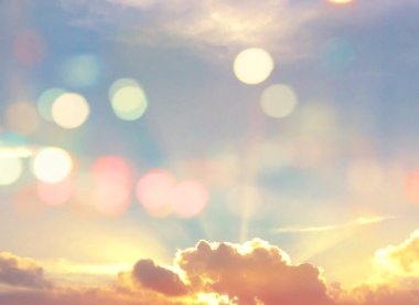 Üzerinde mavi bir gökyüzü ışık parıldıyor