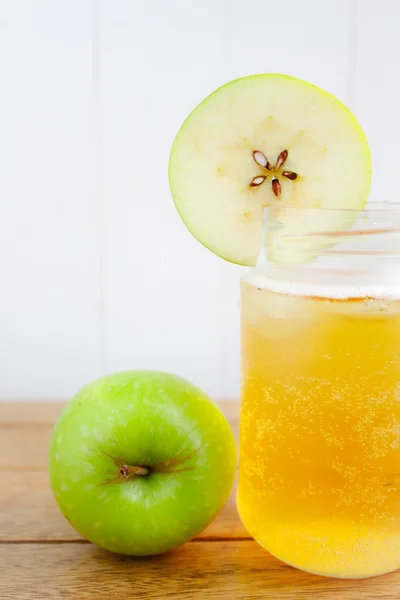 Ev yapımı doğal elma şarabı